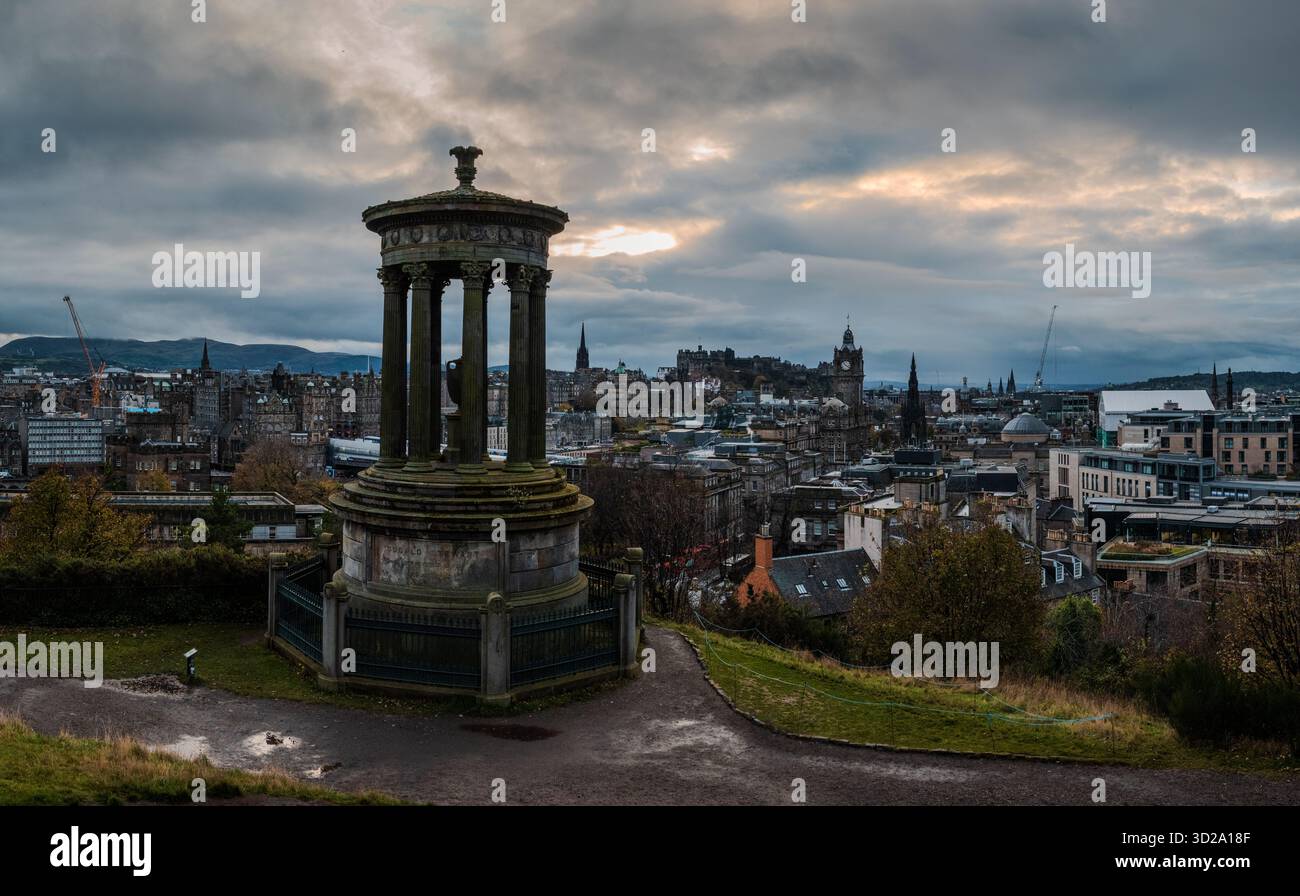 Vista serale in tarda autunno da Calton Hill che si affaccia su Edimburgo, con la città immersa nelle tenui tonalità del tramonto sotto nuvole ricoperte Foto Stock