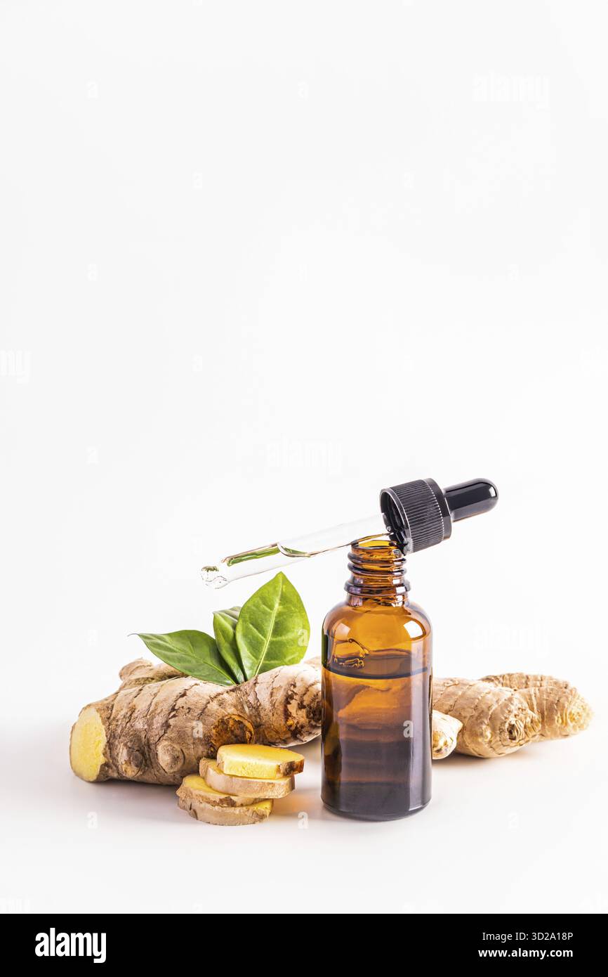 Una bottiglia cosmetica aperta con un prodotto per la cura dei capelli a base di olio di zenzero e un contagocce riempito con esso. tonico e antisettico Foto Stock