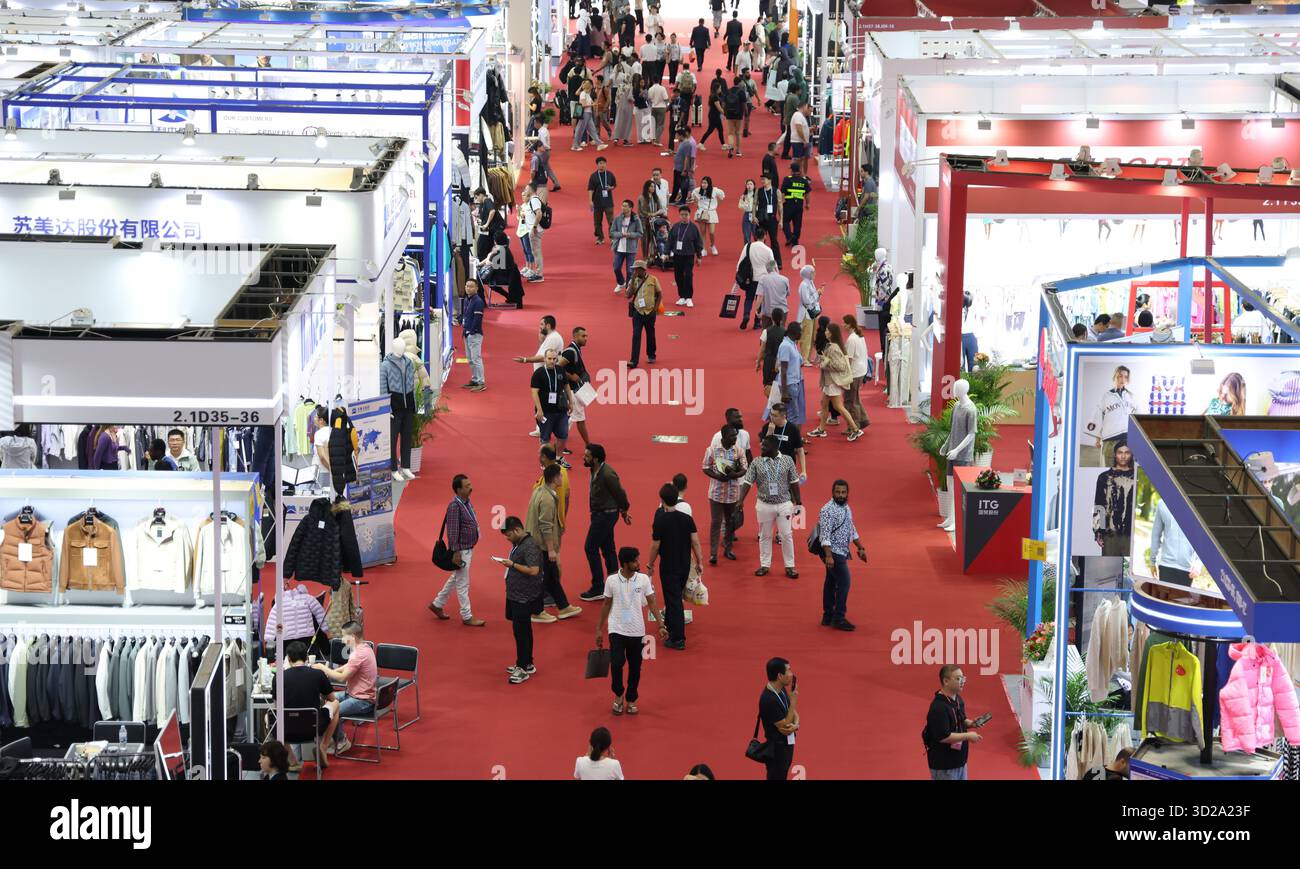 Guangzhou, provincia cinese del Guangdong. 31 ottobre 2025. La gente visita la 138esima edizione della Fiera di Canton a Guangzhou, nella provincia del Guangdong della Cina meridionale, il 31 ottobre 2025. La terza fase della 138a edizione della Fiera di Canton è iniziata qui venerdì, con un'area espositiva di Intelligent Healthcare che mette in evidenza tecnologie mediche all'avanguardia come robot medici, diagnosi intelligente e sistema di monitoraggio della salute. La mostra offline presenta circa 25.000 stand e un'area totale di 515.000 metri quadrati. Crediti: Lu Hanxin/Xinhua/Alamy Live News Foto Stock