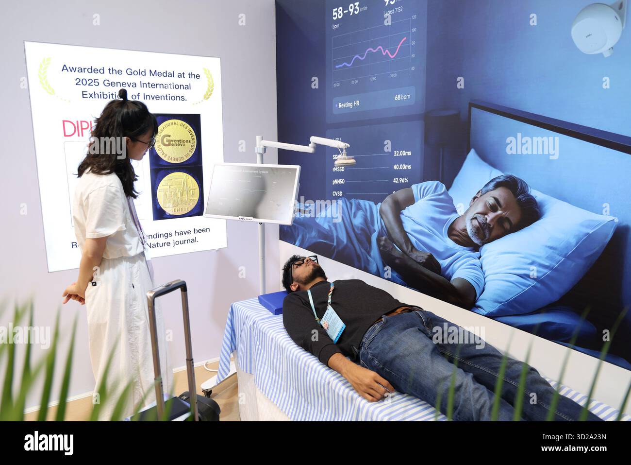 (251031) -- GUANGZHOU, 31 ottobre 2025 (Xinhua) -- Un visitatore prova un sistema di monitoraggio della salute cardiaca senza contatto presso l'area espositiva Intelligent Healthcare della 138a edizione della Fiera di Canton a Guangzhou, nella provincia del Guangdong della Cina meridionale, 31 ottobre 2025. La terza fase della 138a edizione della Fiera di Canton è iniziata qui venerdì, con un'area espositiva di Intelligent Healthcare che mette in evidenza tecnologie mediche all'avanguardia come robot medici, diagnosi intelligente e sistema di monitoraggio della salute. La mostra offline comprende circa 25.000 stand e un totale di Foto Stock