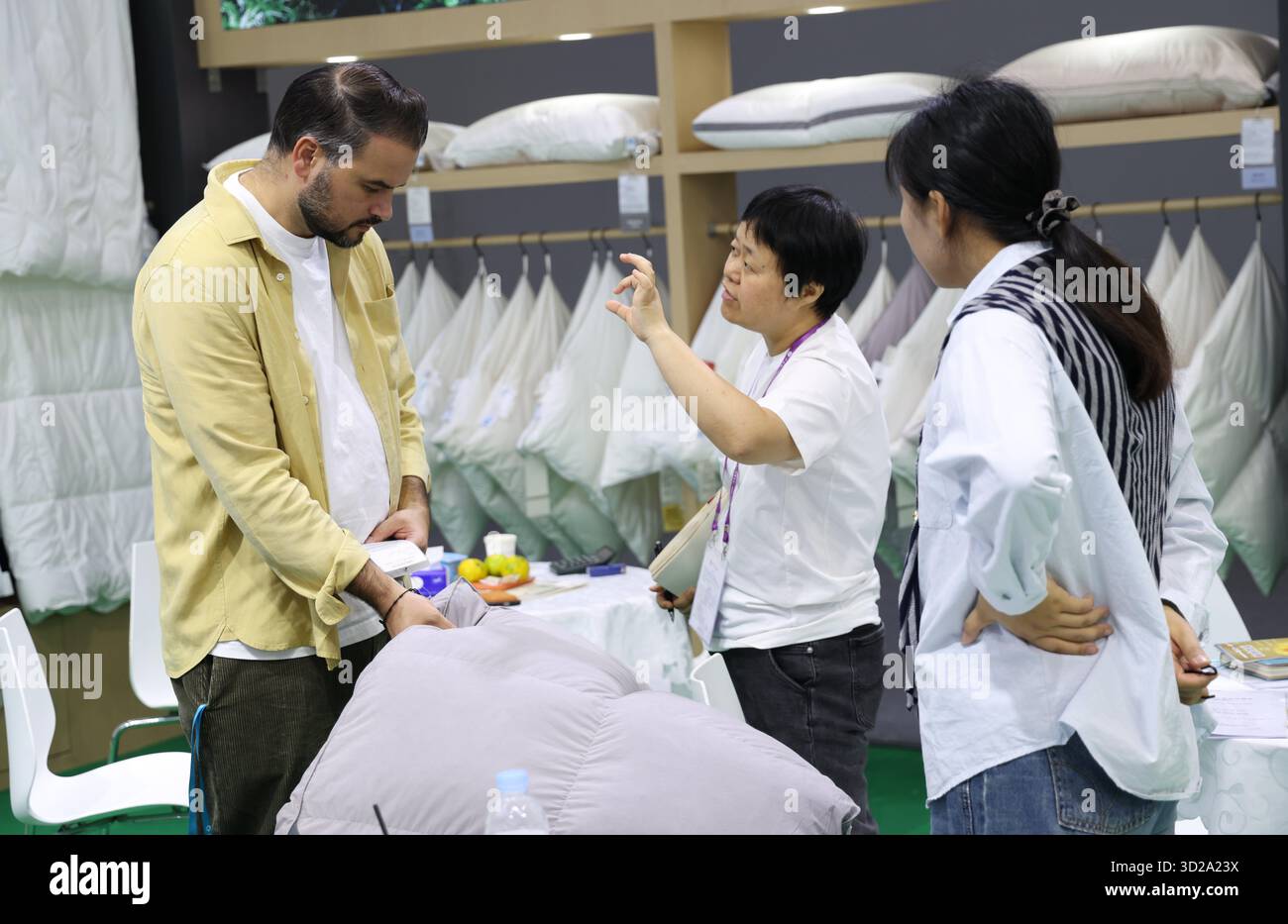 (251031) -- GUANGZHOU, 31 ottobre 2025 (Xinhua) -- Un visitatore può vedere i prodotti tessili per la casa alla 138a edizione della Fiera di Canton a Guangzhou, nella provincia del Guangdong della Cina meridionale, 31 ottobre 2025. La terza fase della 138a edizione della Fiera di Canton è iniziata qui venerdì, con un'area espositiva di Intelligent Healthcare che mette in evidenza tecnologie mediche all'avanguardia come robot medici, diagnosi intelligente e sistema di monitoraggio della salute. La mostra offline presenta circa 25.000 stand e un'area totale di 515.000 metri quadrati. (Xinhua/Lu Hanxin) Foto Stock