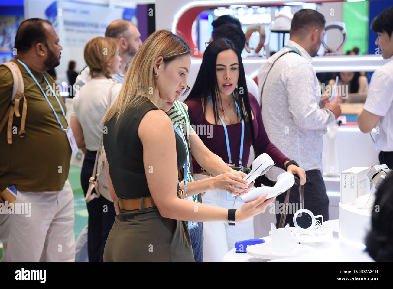 (251031) -- GUANGZHOU, 31 ottobre 2025 (Xinhua) -- i visitatori visitano le mostre presso l'area espositiva Intelligent Healthcare della 138a edizione della Fiera di Canton a Guangzhou, nella provincia del Guangdong della Cina meridionale, 31 ottobre 2025. La terza fase della 138a edizione della Fiera di Canton è iniziata qui venerdì, con un'area espositiva di Intelligent Healthcare che mette in evidenza tecnologie mediche all'avanguardia come robot medici, diagnosi intelligente e sistema di monitoraggio della salute. La mostra offline presenta circa 25.000 stand e un'area totale di 515.000 metri quadrati. (Xinhua/ Foto Stock