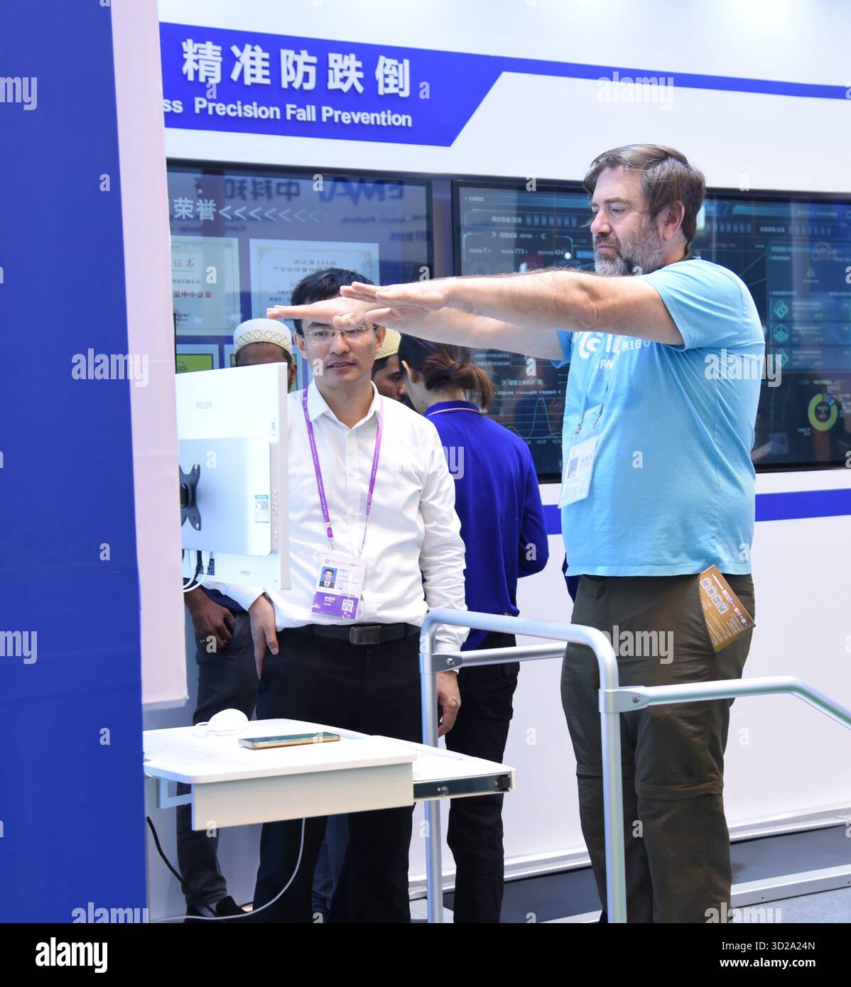 (251031) -- GUANGZHOU, 31 ottobre 2025 (Xinhua) -- Un visitatore prova una mostra presso l'area espositiva Intelligent Healthcare della 138a edizione della Fiera di Canton a Guangzhou, nella provincia del Guangdong della Cina meridionale, 31 ottobre 2025. La terza fase della 138a edizione della Fiera di Canton è iniziata qui venerdì, con un'area espositiva di Intelligent Healthcare che mette in evidenza tecnologie mediche all'avanguardia come robot medici, diagnosi intelligente e sistema di monitoraggio della salute. La mostra offline presenta circa 25.000 stand e un'area totale di 515.000 metri quadrati. (Xin Foto Stock