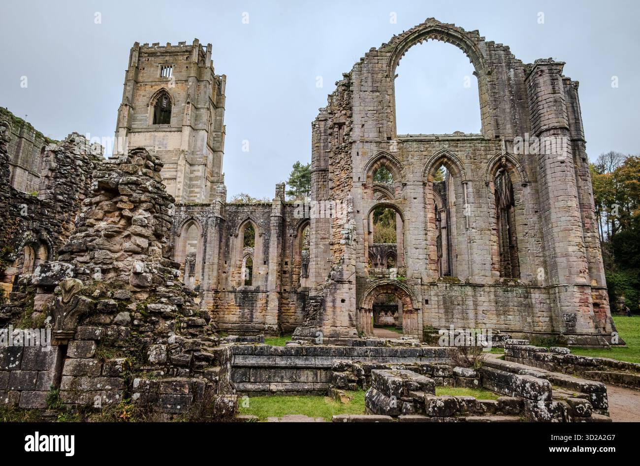 Rovine dell'abbazia di Fountains nel North Yorkshire, in Inghilterra, catturate dall'interno dell'antica struttura in un nuvoloso giorno d'autunno Foto Stock