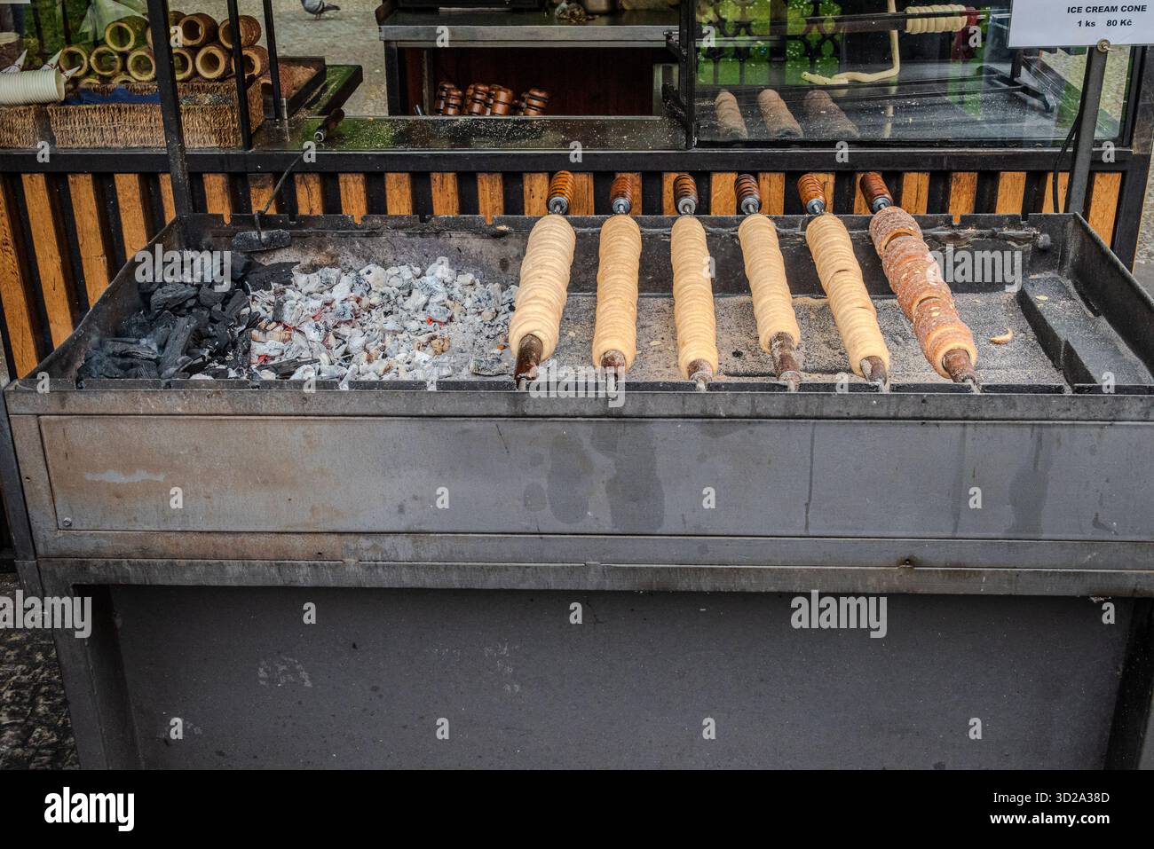 Tradizionale stufa a lato della strada trdelník, una pasticceria a forma di spirale, nella città vecchia di Praga, Repubblica Ceca. Foto Stock