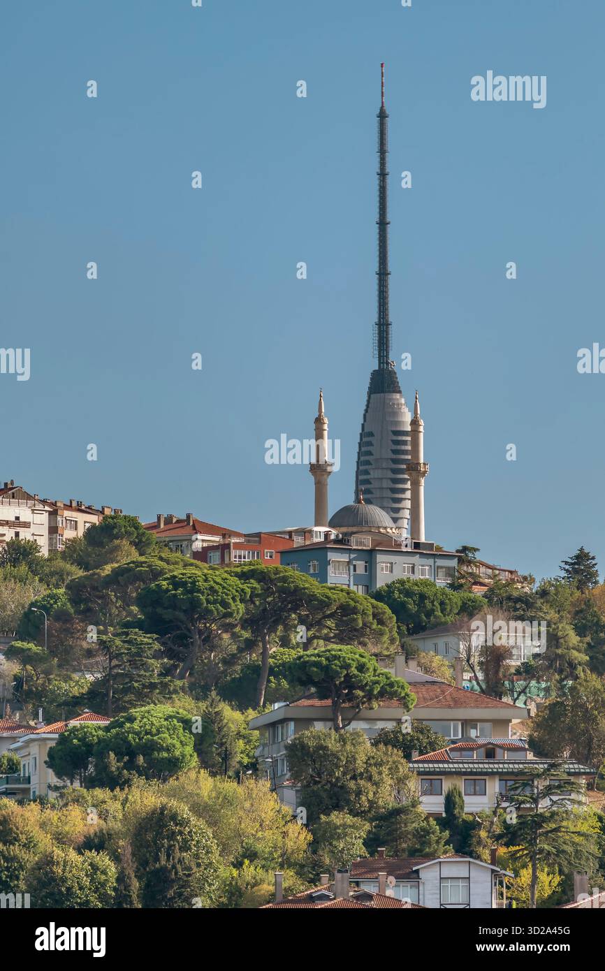 La Torre di Çamlıca sorge tra i minareti della moschea in cima a una collina a Istanbul, Türkiye Foto Stock