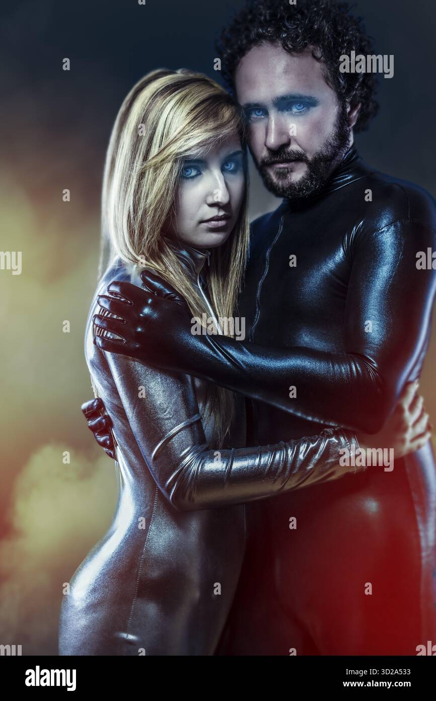 Gli amanti, coppia di super eroi in abito di lattice Foto Stock