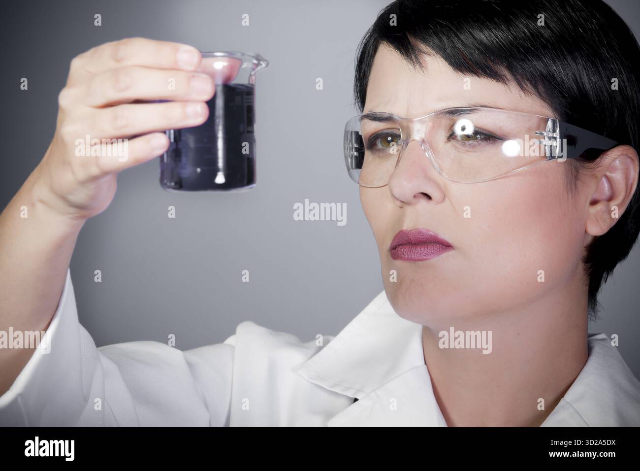 Personale femminile di laboratorio su ricerca e sviluppo, donna in carriera Foto Stock