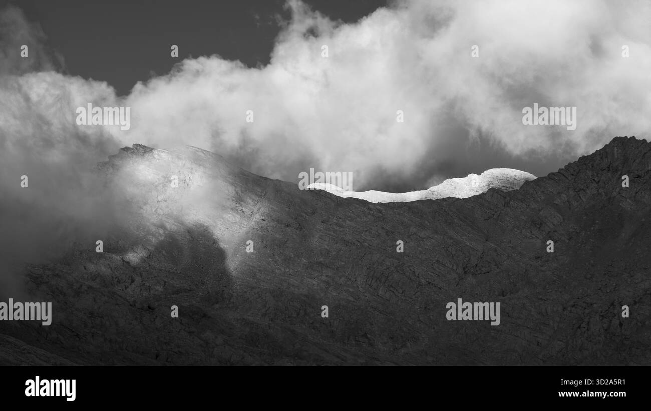 La vetta più alta dello Steinernes Meer, il Selbhorn (dietro, al sole), di fronte ad esso lo Schareck, come immagine monocromatica a contrasto, Berchtesgaden Foto Stock