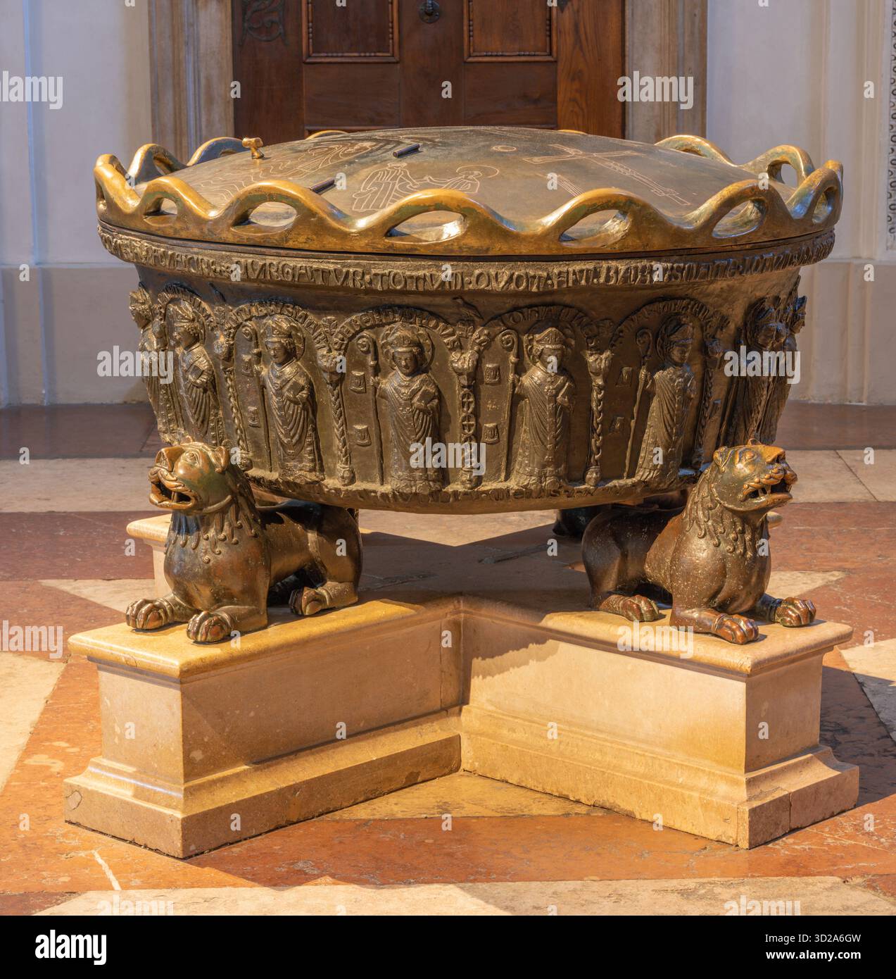 SALISBURGO, AUSTRIA - 6 SETTEMBRE 2025: Il battistero di bronzo nella cattedrale di Meister Heinrich (1321). Foto Stock