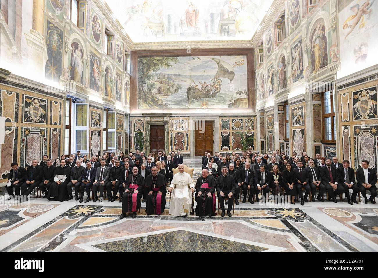 Vaticano, Vaticano. 31 ottobre 2025. **NO LIBRI** Italia, Roma, Vaticano 2025/10/31 Papa Leone XIV riceve in udienza privata i membri dell'"Organizzazione delle Università cattoliche dell'America Latina e dei Caraibi" presso il Vaticano Fotografia dei MEDIA VATICANI / Catholic Press Photo Credit: Independent Photo Agency/Alamy Live News Foto Stock