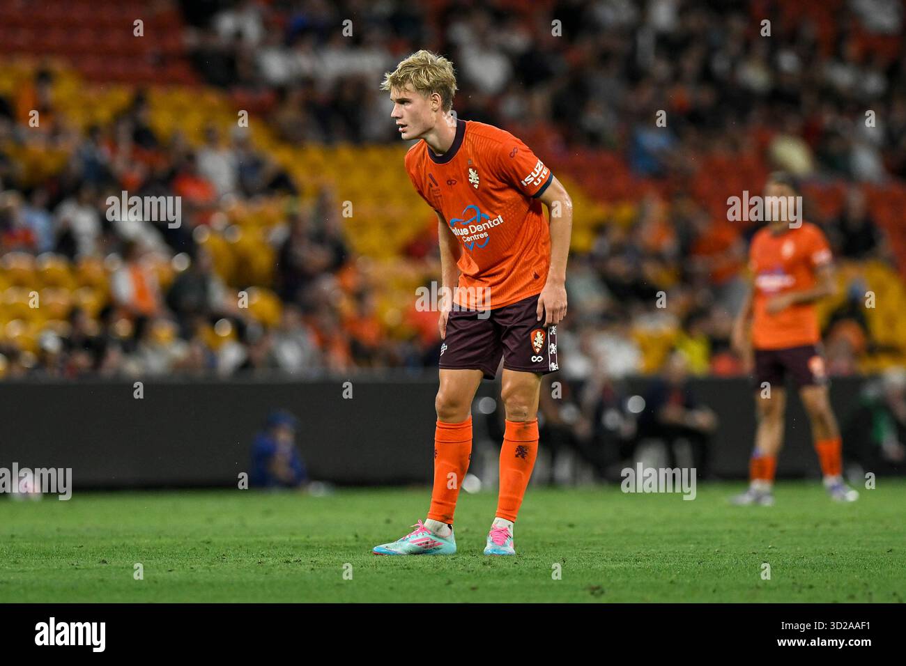 31 ottobre 2025; Suncorp Stadium, Brisbane, Queensland, Australia: A League Football, Brisbane Roar contro Melbourne City; Sam Klein di Brisbane Roar guarda giocare Foto Stock