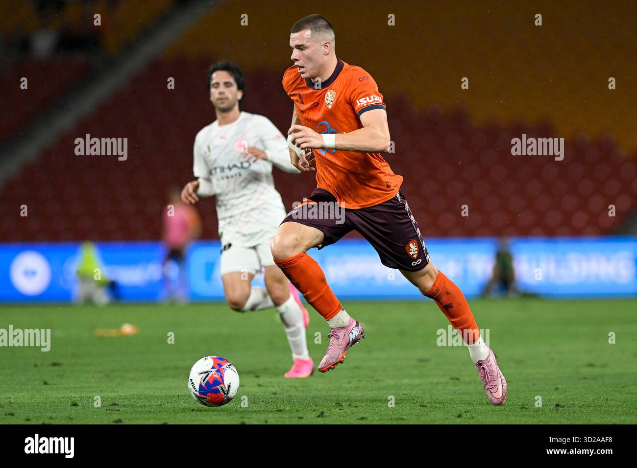 31 ottobre 2025; Suncorp Stadium, Brisbane, Queensland, Australia: A League Football, Brisbane Roar contro Melbourne City; Justin Vidic di Brisbane Roar corre con la palla Foto Stock