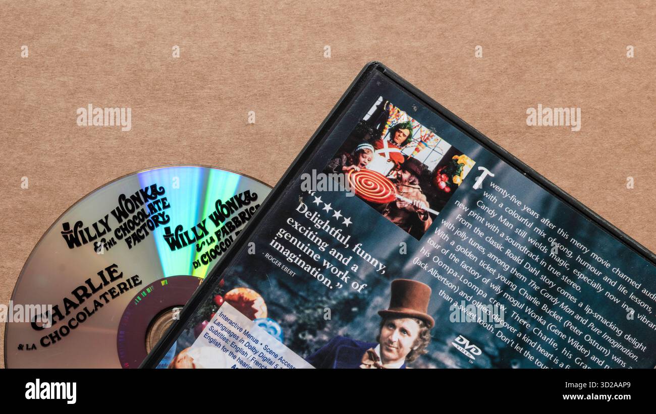 Disco DVD «Willy Wonka and the Chocolate Factory» con copertina contenente la descrizione del film, isolato su un semplice sfondo chiaro. Foto Stock