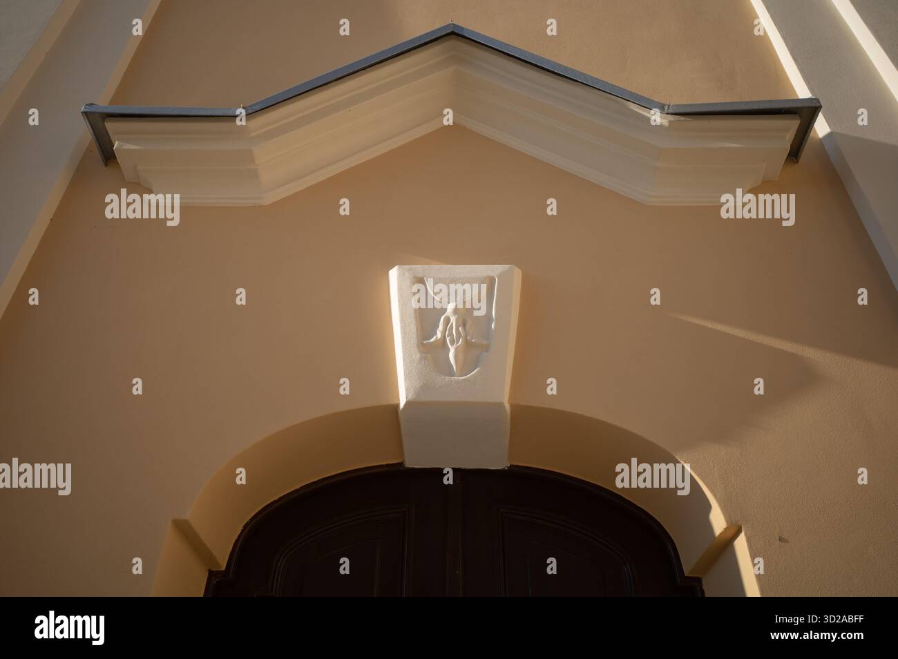 Sandrik, chiave di volta (o capstone) posizionata per effetto decorativo al centro della parte superiore della porta, come segno distintivo di forza. Elementi architettonici esterni del palazzo. Foto Stock