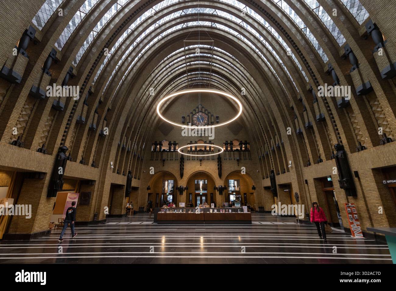 Grande sala della biblioteca di Utrecht nell'ex ufficio postale di Neude nel centro della città. Foto Stock