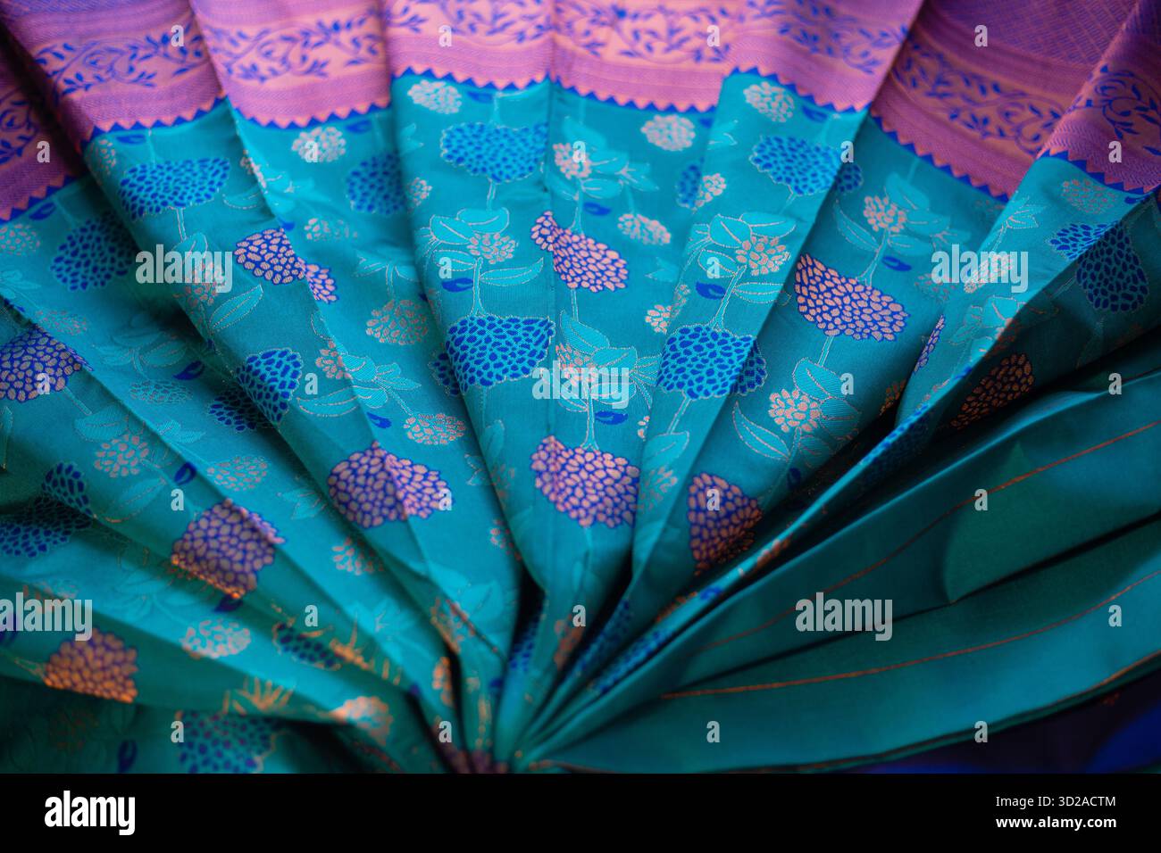 Tradizionale seta di cotone Kubera di Salem, Tamil Nadu, India - tessuto dell'India meridionale intrecciato a mano con un design elegante e finiture luccicanti Foto Stock