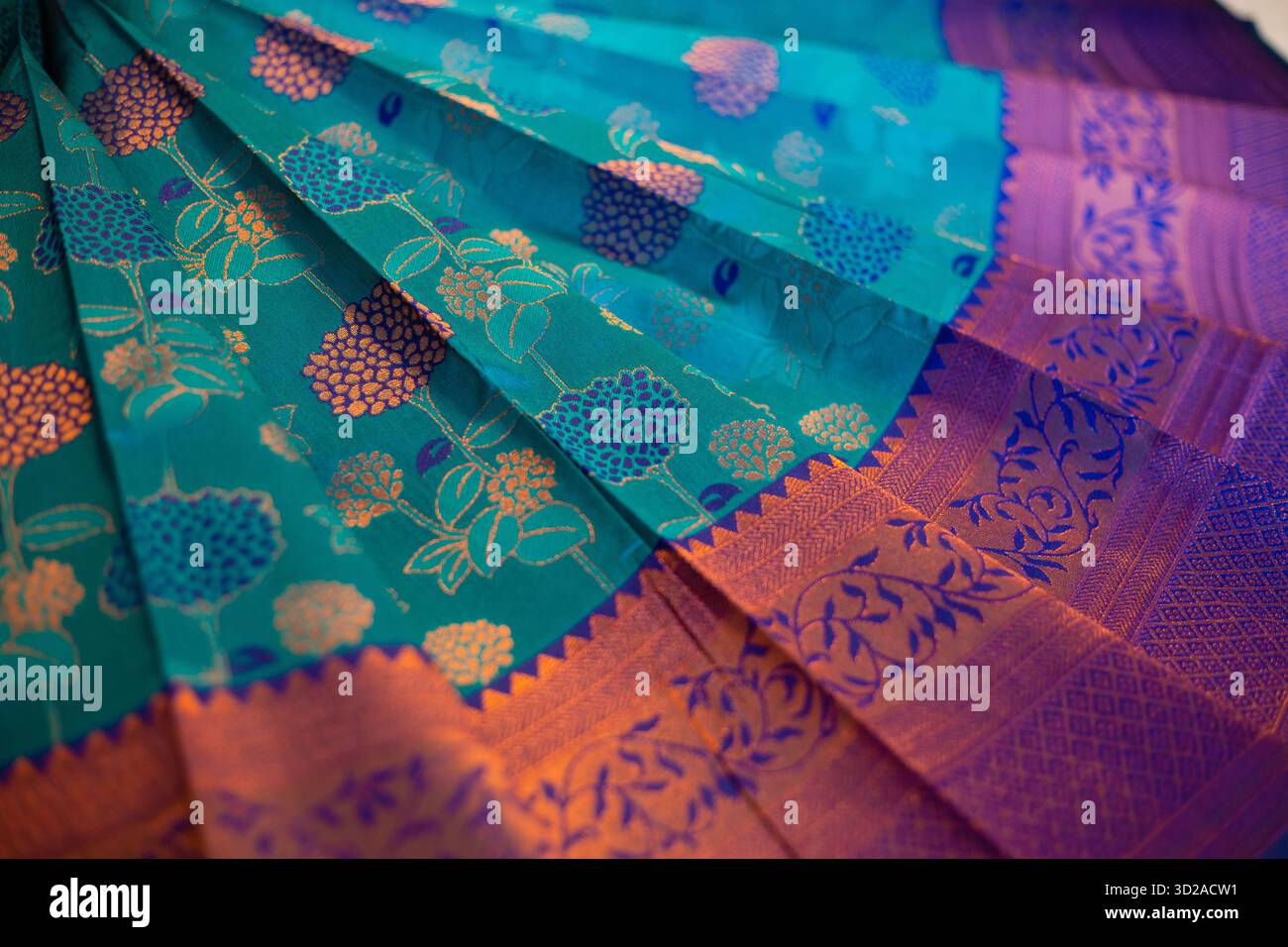 india meridionale, tessuti pregiati, tessuti tradizionali, salem sari, sari di cotone kubera, tessuti tamil nadu, sari ilampillai, tessuti di cotone di seta, tessuti tradizionali Foto Stock