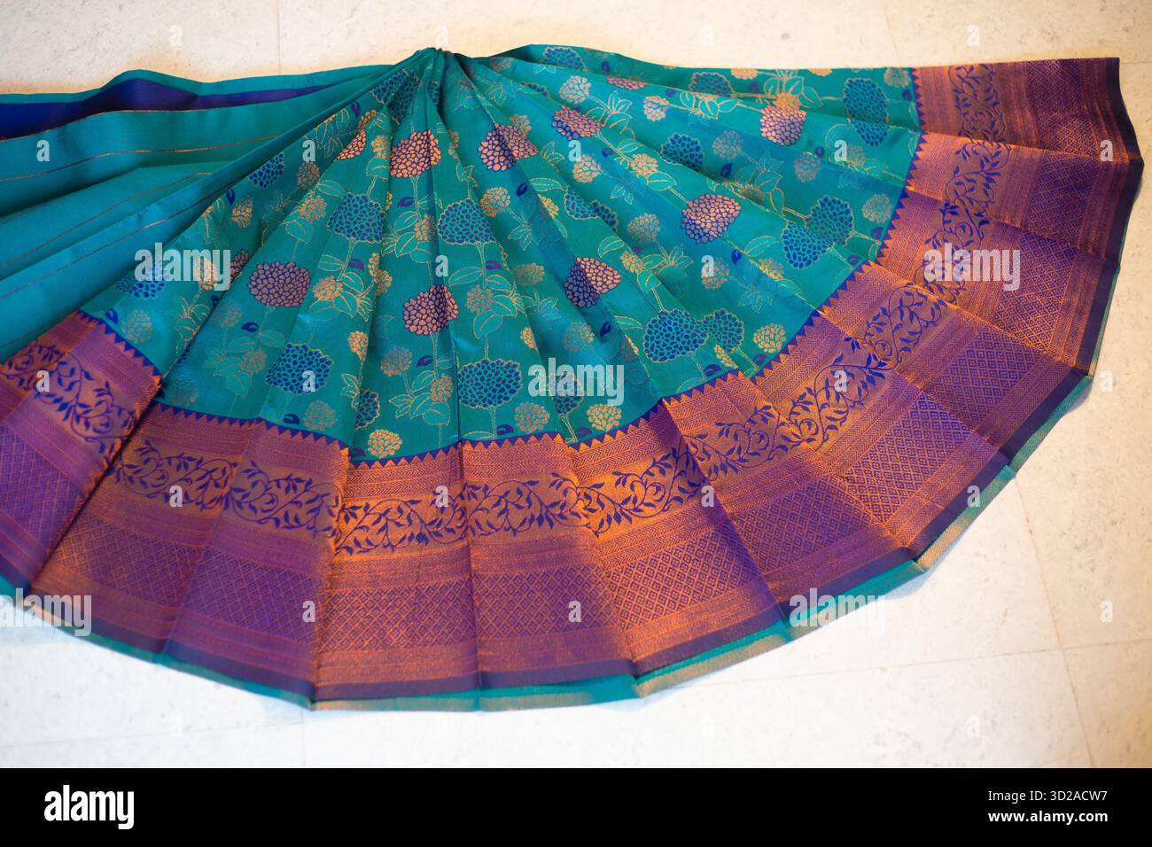 Tradizionale seta di cotone Kubera di Salem, Tamil Nadu, India - tessuto dell'India meridionale intrecciato a mano con un design elegante e finiture luccicanti Foto Stock