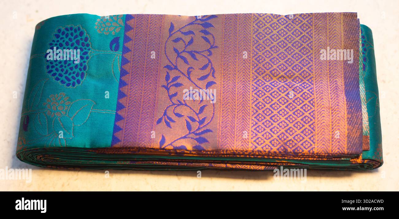 Tradizionale seta di cotone Kubera di Salem, Tamil Nadu, India - tessuto dell'India meridionale intrecciato a mano con un design elegante e finiture luccicanti Foto Stock