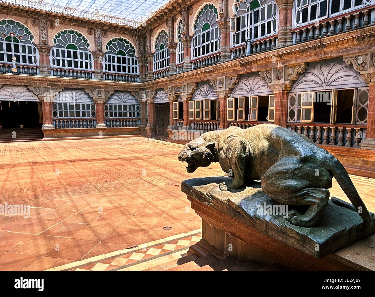 Una statua di tigre in bronzo nel cortile del Palazzo Mysore, Karnataka, India. Il palazzo, sede della dinastia Wadiyar, espone l'architetto indo-saraceno Foto Stock