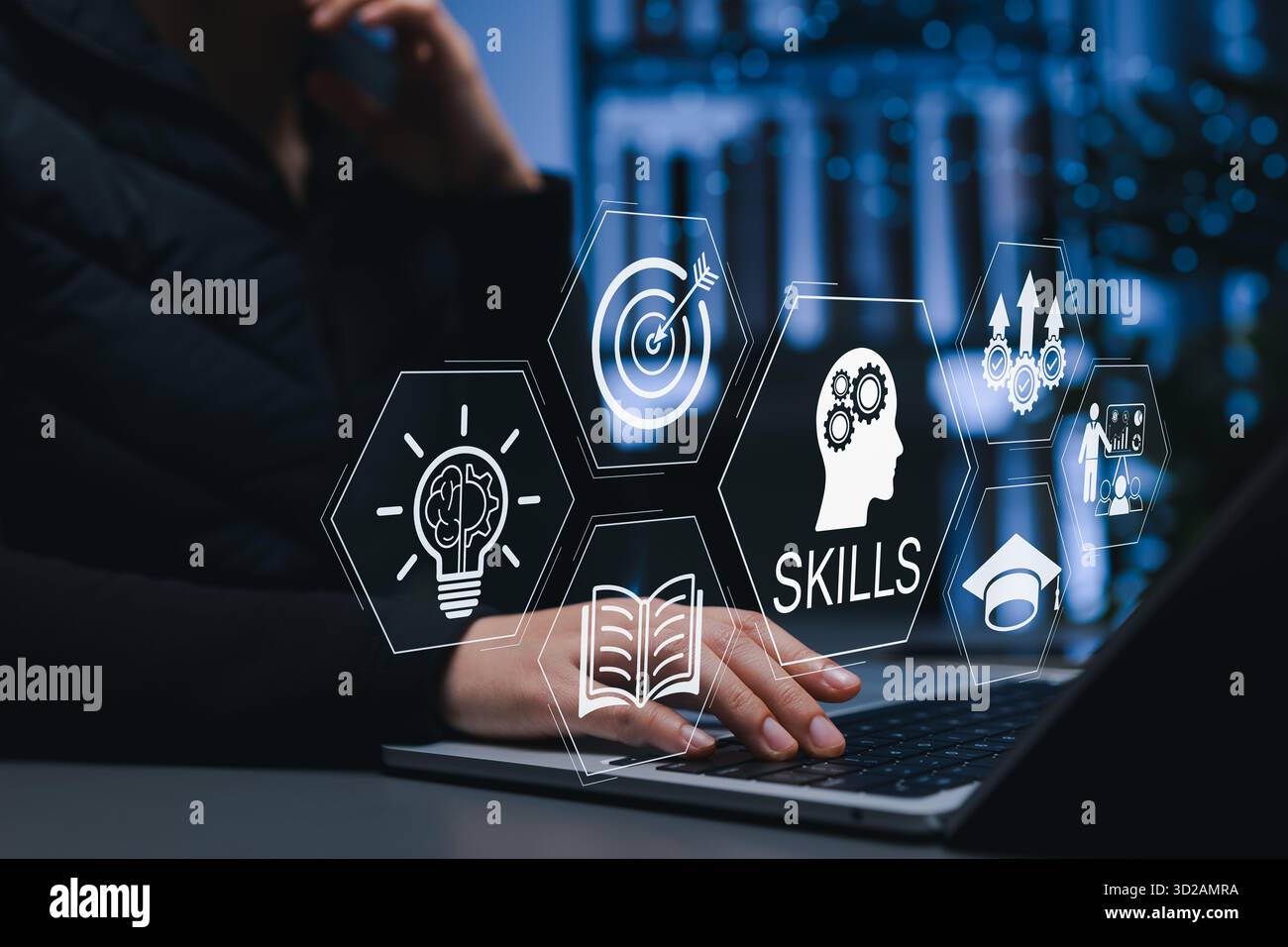 Concetto di sviluppo delle competenze. Persona che utilizza un notebook con icone digitali di apprendimento, innovazione, formazione, raggiungimento degli obiettivi, rappresentazione della crescita personale, Foto Stock