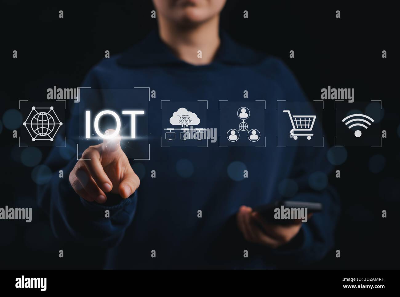 Concetto di Internet delle cose (IoT). Persona che tocca l'icona IoT con elementi di cloud computing, connettività, e-commerce e reti wireless, simboliz Foto Stock