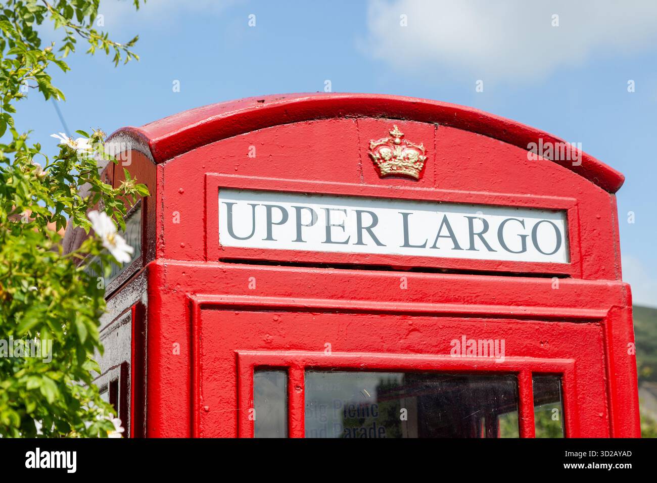 Una cabina telefonica britannica rossa con il nome del villaggio, Upper largo, sopra. Foto Stock