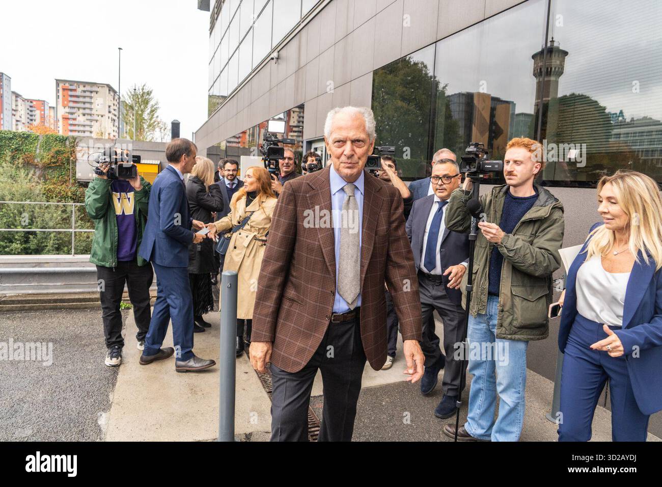 Milano, Italia. 31 ottobre 2025. MILANO - il Ministro delle imprese e del Made in Italy, Adolfo Urso, visita lo stabilimento di ricerca e sviluppo Pirelli nel quartiere Bicocca con Marco Tronchetti Provera, CEO Pirelli. Ottobre 31 credito: Agenzia fotografica indipendente/Alamy Live News Foto Stock