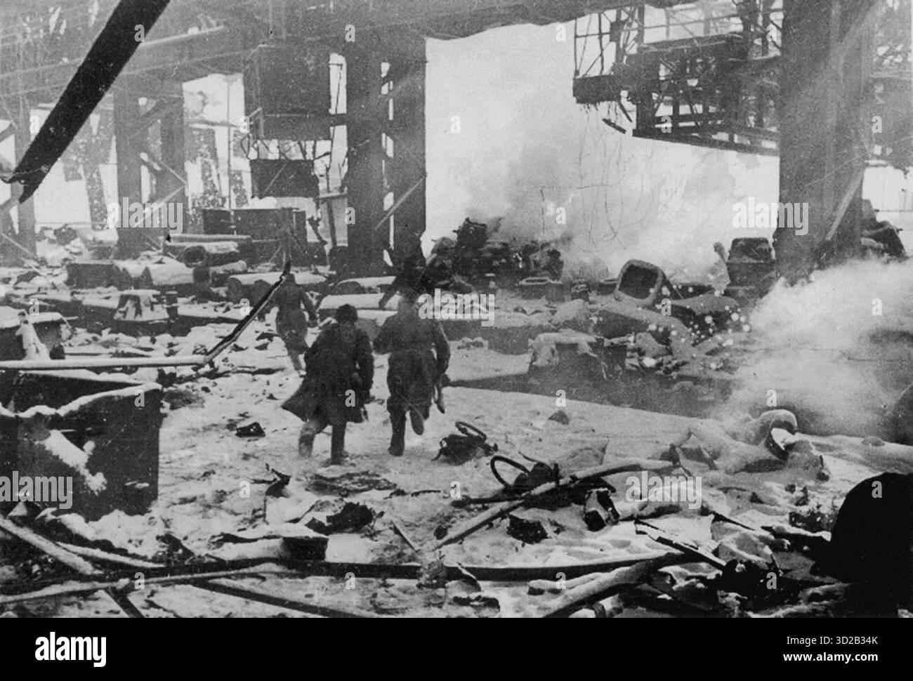 STALINGRADO, RUSSIA - 12 ottobre 1942 circa - fanteria sovietica dell'Armata Rossa in combattimento con le truppe tedesche in uno dei negozi della fabbrica di acciaio di ottobre Rosso durante la battaglia di Stalingrado nella seconda guerra mondiale. i combattimenti nel distretto industriale sono stati intensi e si ritiene siano alcuni dei combattimenti più brutali della seconda guerra mondiale. la vittoria dell'Armata Rossa nella zona industriale di Stalingrado ha contribuito a spianare la strada al futuro sconfitta delle forze tedesche - foto: Geopix Foto Stock