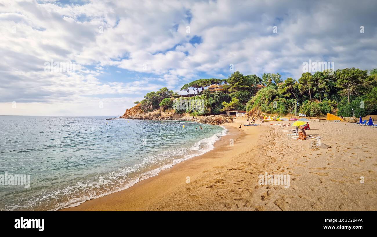 Soleggiato panorama costiero di Cala Bona, baia di Sant Francesc a Blanes, Costa Brava, Spagna. Una pittoresca insenatura famosa per la sua sabbia dorata e il cristallino wat Foto Stock