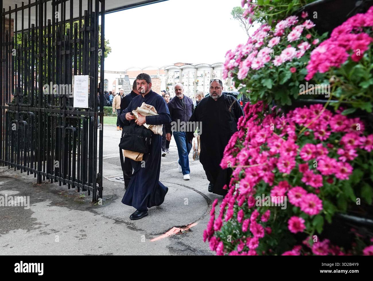 Bellaria, Italia. 31 ottobre 2025. Veglia funebre per Evan Delogu, fratello di Andrea Delogu, showgirl e conduttrice televisiva, - Bellaria 31 ottobre 2025. Evan morì tragicamente in un incidente motociclistico il 29 ottobre. Alla cerimonia d'addio, al cimitero di Bellaria (Rimini), il padre Walter e la madre Livia, nonché la sorella Andrea (foto © Salvatori/Petrangeli) crediti: Agenzia fotografica indipendente/Alamy Live News Foto Stock