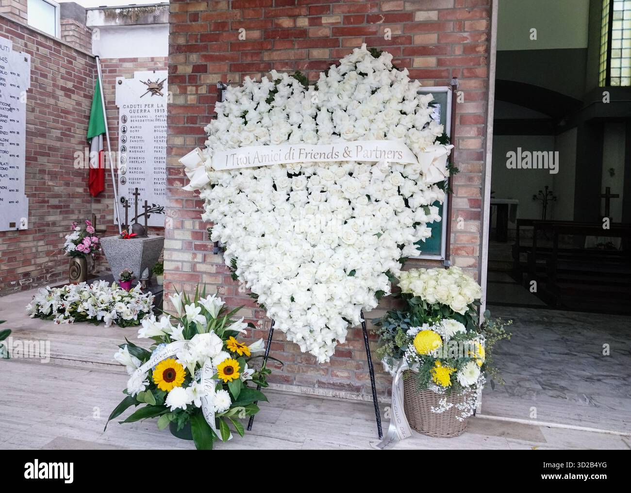 Bellaria, Italia. 31 ottobre 2025. Veglia funebre per Evan Delogu, fratello di Andrea Delogu, showgirl e conduttrice televisiva, - Bellaria 31 ottobre 2025. Evan morì tragicamente in un incidente motociclistico il 29 ottobre. Alla cerimonia d'addio, al cimitero di Bellaria (Rimini), il padre Walter e la madre Livia, nonché la sorella Andrea (foto © Salvatori/Petrangeli) crediti: Agenzia fotografica indipendente/Alamy Live News Foto Stock