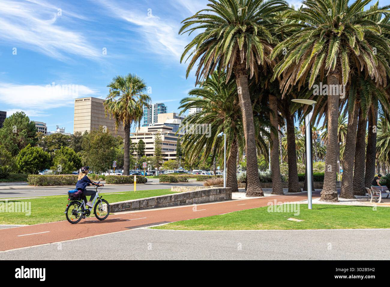 Una pista ciclabile accanto a Riverside Drive nella città di Perth, Australia Occidentale, WA, Australia Foto Stock