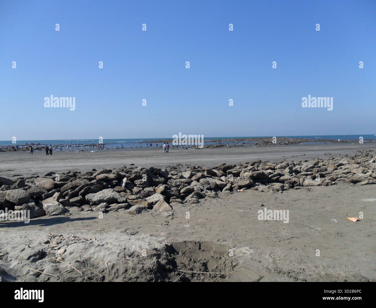 Pietre di corallo sulla spiaggia di mare a Saint Martin's Island - Tesoro naturale dell'unico paradiso corallino del Bangladesh Foto Stock