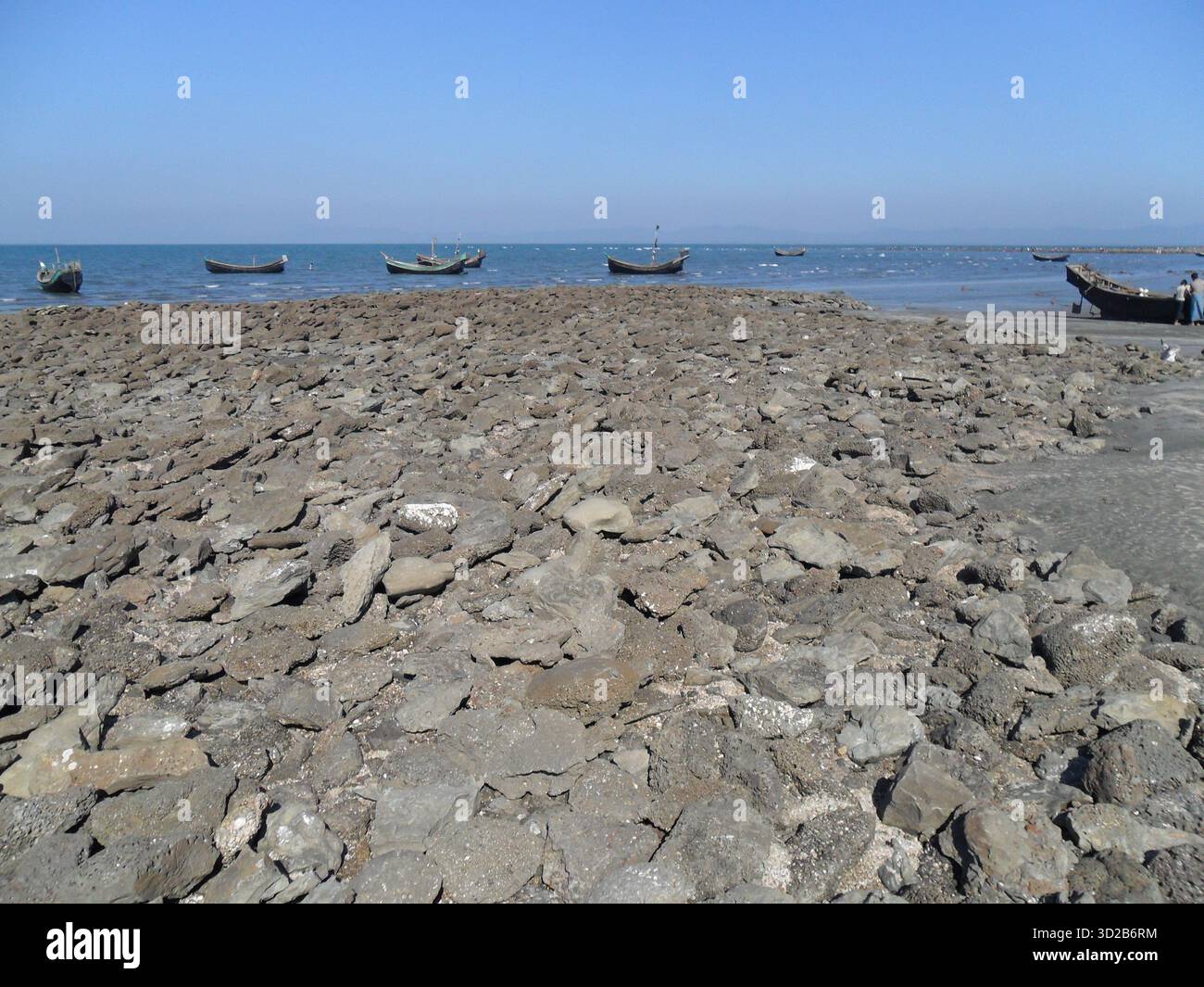 Pietre di corallo sulla spiaggia di mare a Saint Martin's Island - Tesoro naturale dell'unico paradiso corallino del Bangladesh Foto Stock
