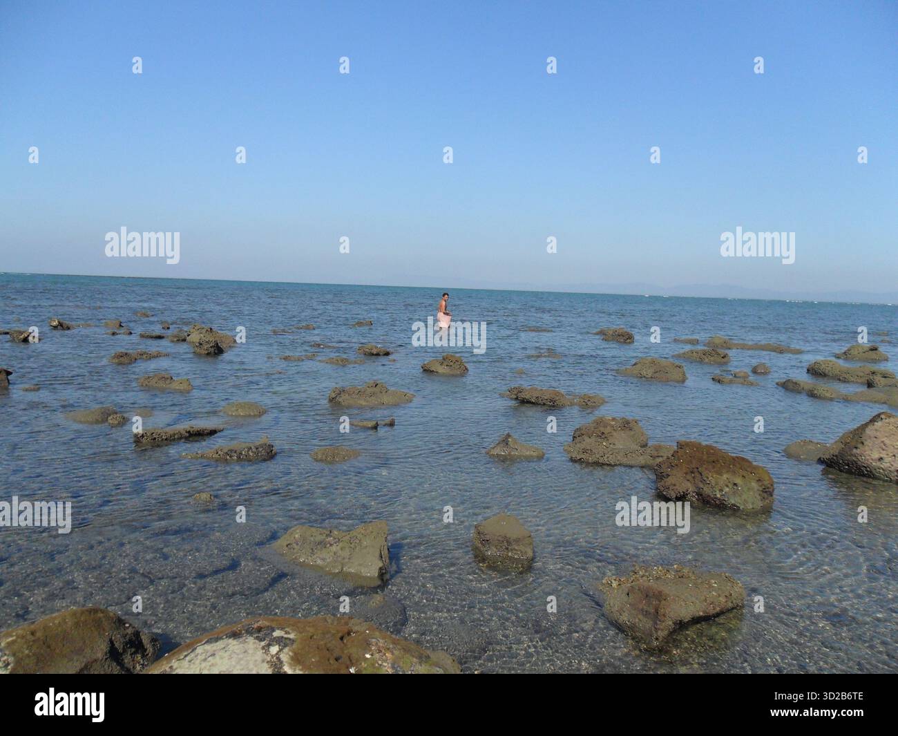Pietre di corallo sulla spiaggia di mare a Saint Martin's Island - Tesoro naturale dell'unico paradiso corallino del Bangladesh Foto Stock