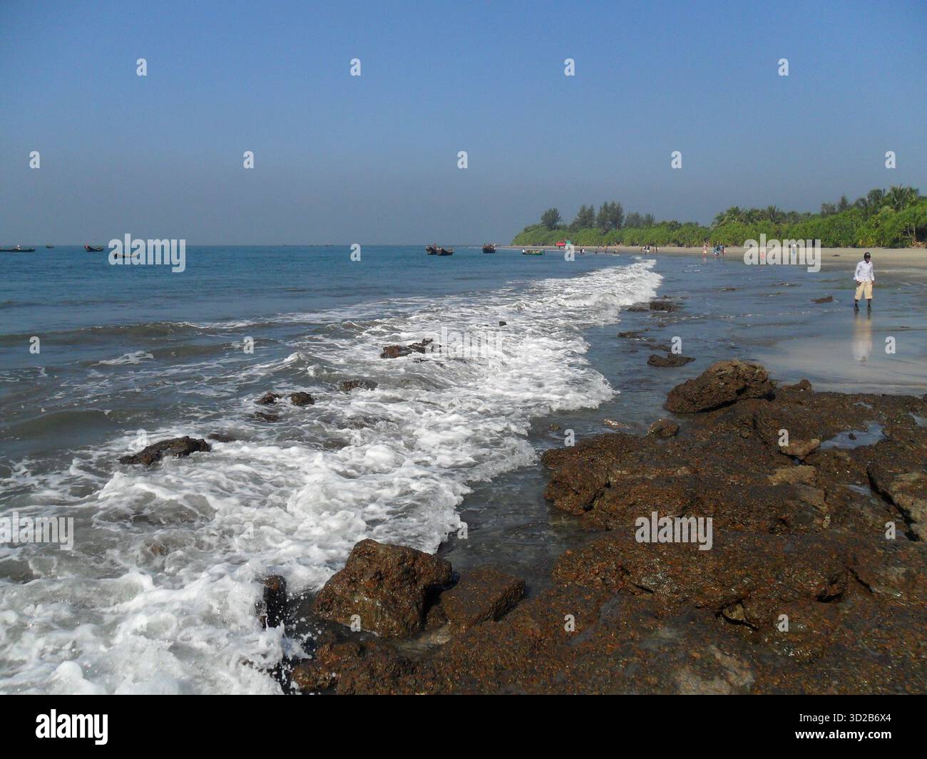Pietre di corallo sulla spiaggia di mare a Saint Martin's Island - Tesoro naturale dell'unico paradiso corallino del Bangladesh Foto Stock