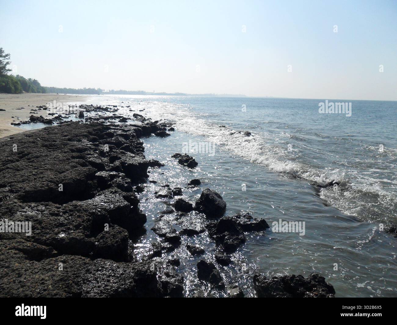 Pietre di corallo sulla spiaggia di mare a Saint Martin's Island - Tesoro naturale dell'unico paradiso corallino del Bangladesh Foto Stock