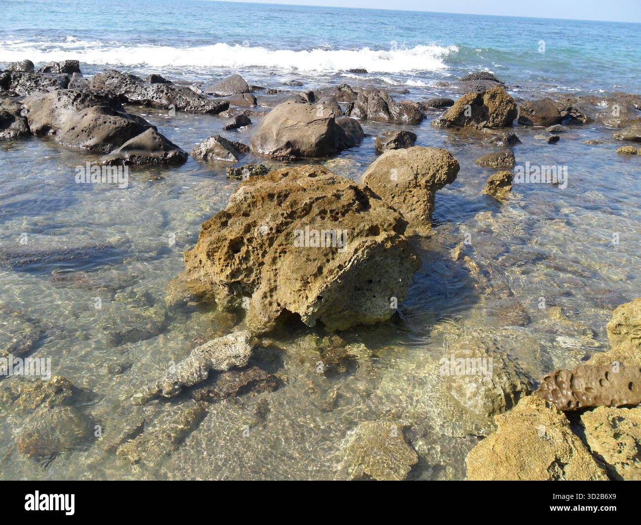 Pietre di corallo sulla spiaggia di mare a Saint Martin's Island - Tesoro naturale dell'unico paradiso corallino del Bangladesh Foto Stock