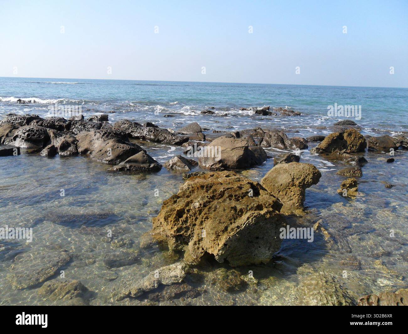 Pietre di corallo sulla spiaggia di mare a Saint Martin's Island - Tesoro naturale dell'unico paradiso corallino del Bangladesh Foto Stock
