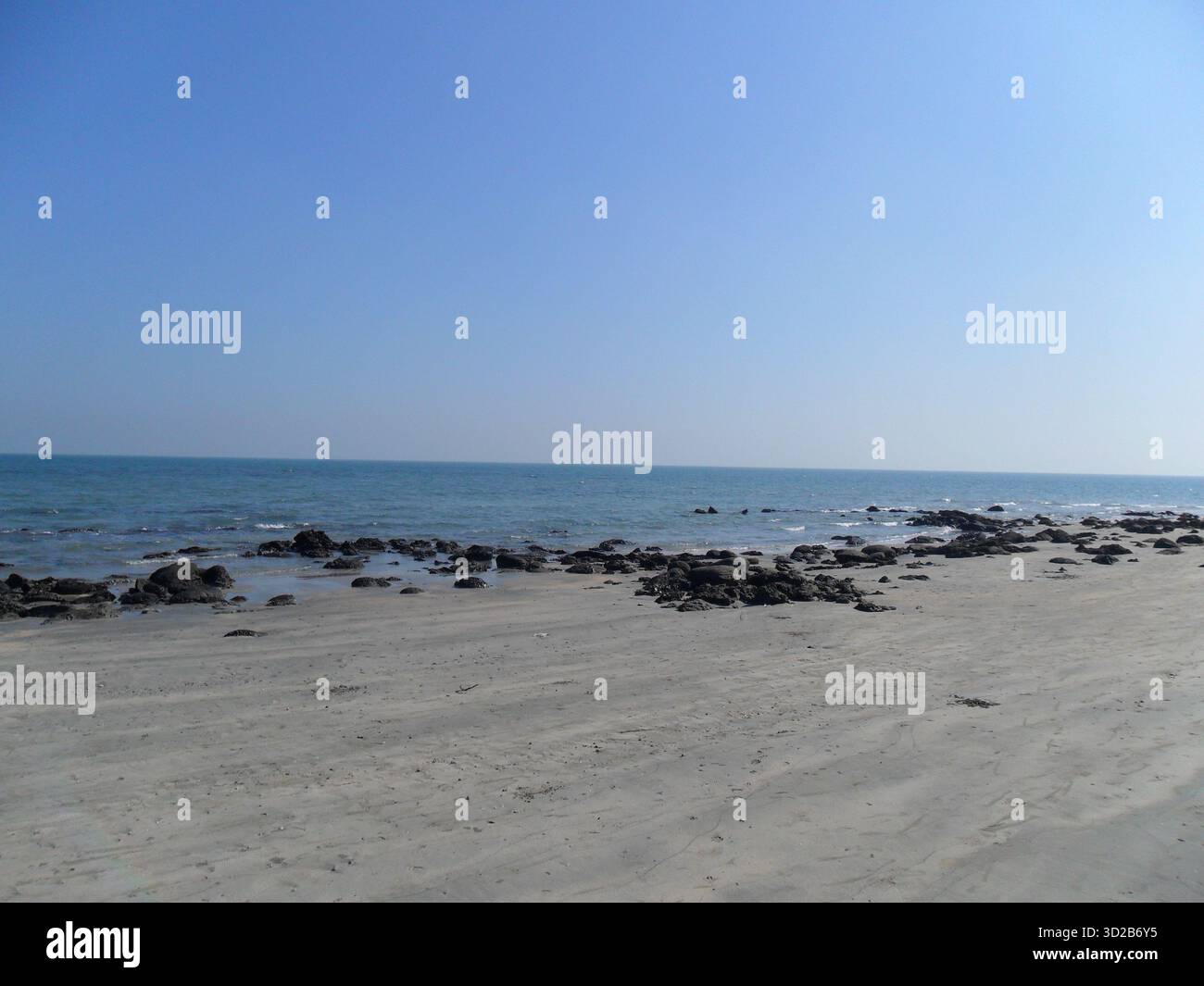 Pietre di corallo sulla spiaggia di mare a Saint Martin's Island - Tesoro naturale dell'unico paradiso corallino del Bangladesh Foto Stock
