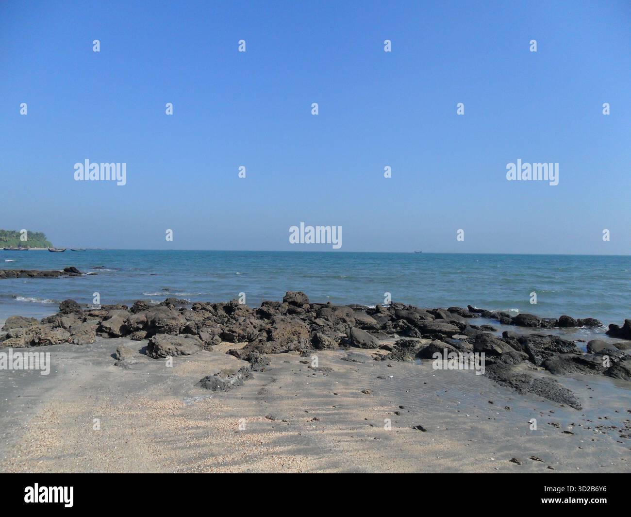 Pietre di corallo sulla spiaggia di mare a Saint Martin's Island - Tesoro naturale dell'unico paradiso corallino del Bangladesh Foto Stock
