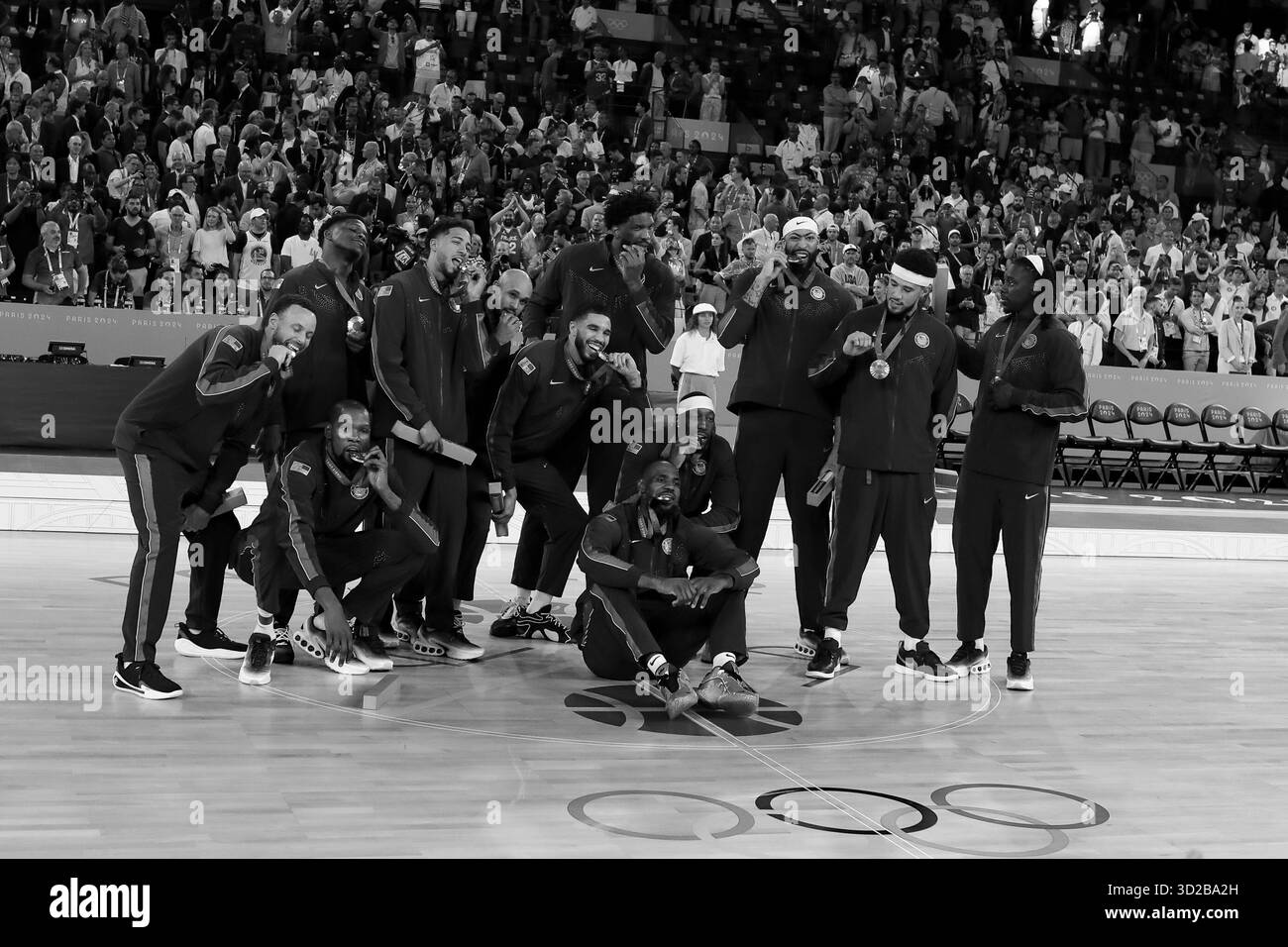 10 agosto 2024 - Parigi, Francia: Giocatori del Team USA di cui Stephen Curry, LeBron James e Kevin Durant celebrano la vittoria della medaglia d'oro durante la cerimonia della vittoria del Torneo maschile di pallacanestro il giorno 15 delle Olimpiadi di Parigi 2024 (foto di Mickael Chavet) Foto Stock