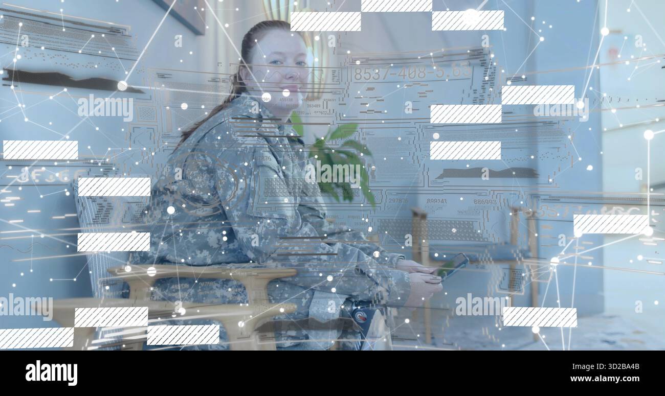 Tenendo in mano un tablet, soldato in uniforme seduto su una poltrona in salotto mostrando una sovrapposizione di dati con la pianta Foto Stock