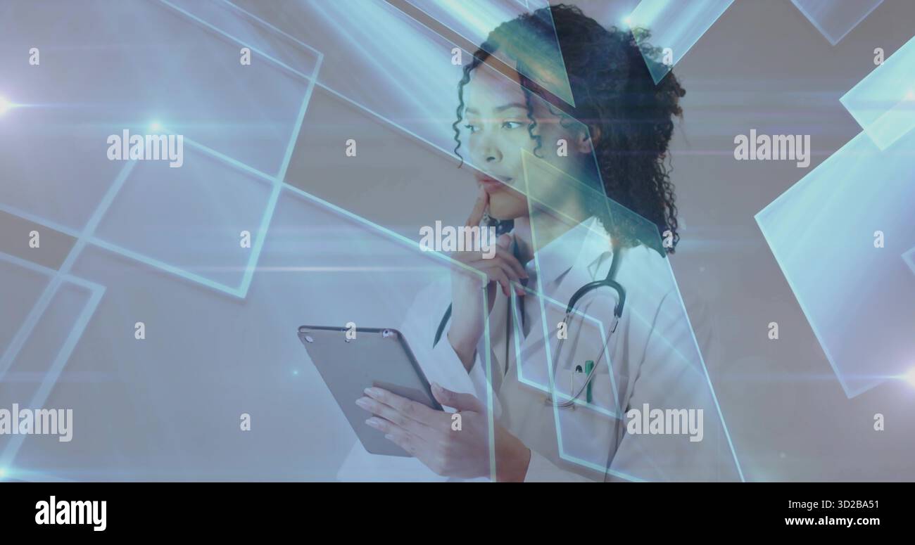 Revisione di un medico del mento a riposo in un camice da laboratorio che studia l'interfaccia digitale in laboratorio con stetoscopio Foto Stock