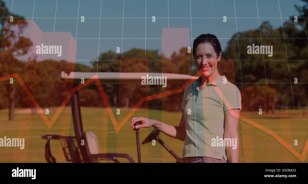 Donna sorridente che tiene il golf club sul fairway, con golf cart bianco, grafico, sovrapposizioni grafiche, spazio copia Foto Stock