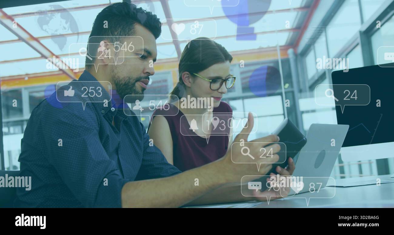 Collaborazione con colleghi che analizzano il coinvolgimento dei social media alla moderna scrivania dell'ufficio, con tablet notebook Foto Stock