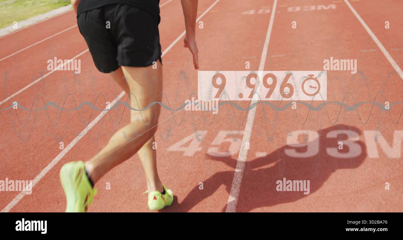 Atleta che corre in pantaloncini neri, scarpe verdi su pista rossa, con forma d'onda cronometro a 9 Foto Stock