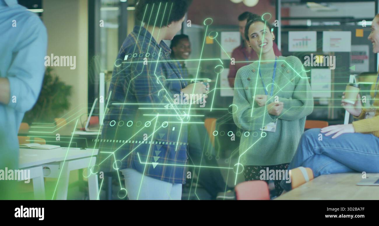 Donna parlante in maglione verde che conduce la discussione al tavolo da ufficio open space, con note sulla lavagna bianca Foto Stock